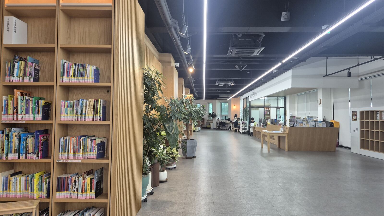 인후도서관 서가와 열람 공간 통로
