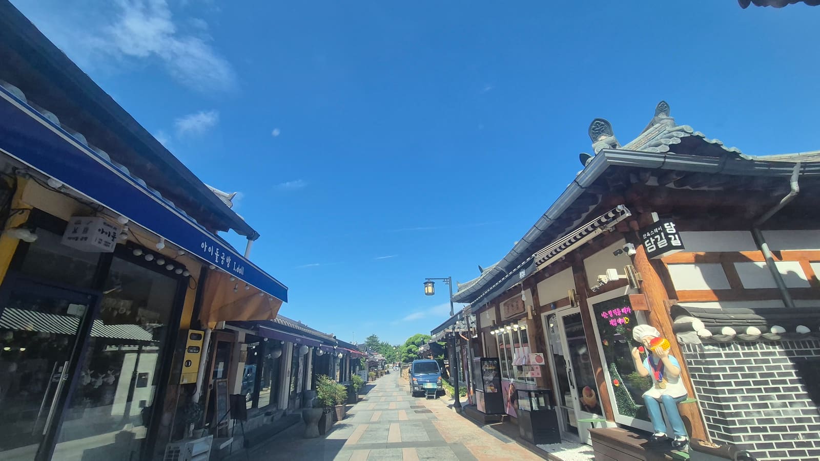 전주 한옥마을 안쪽 좁은 보행 골목과 한옥 상점